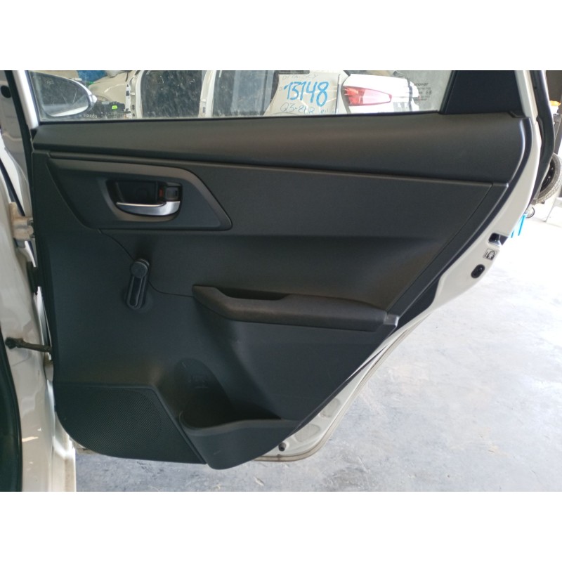 Recambio de guarnecido puerta trasera derecha para toyota auris (_e18_) 1.4 d-4d (nde180_) referencia OEM IAM   