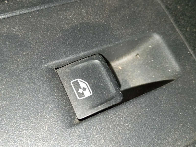 Recambio de mando elevalunas trasero izquierdo para volkswagen t-roc (a11, d11) 2.0 tdi scr referencia OEM IAM   