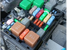 CAJA RELES / FUSIBLES 