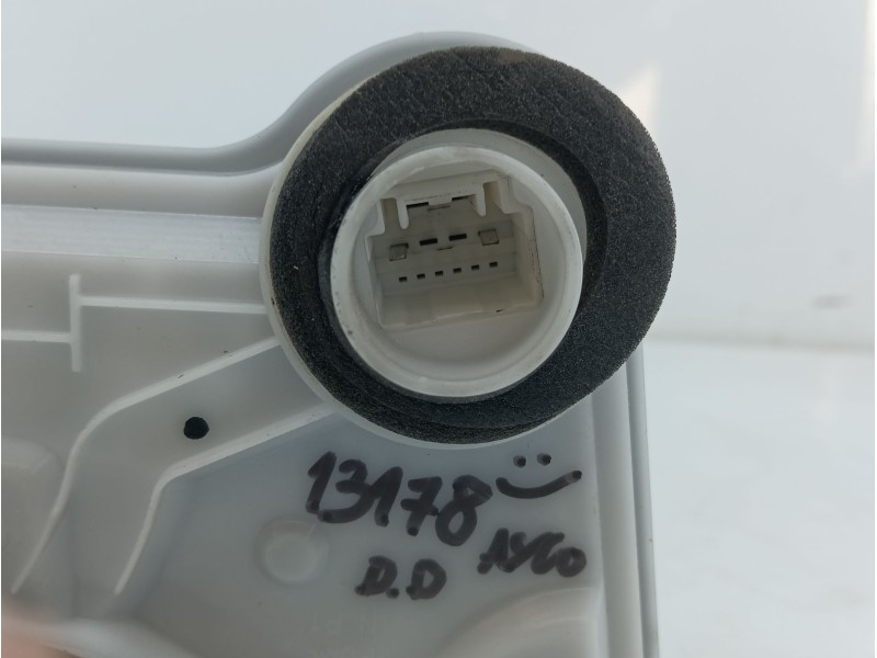 Recambio de cerradura puerta delantera derecha para toyota aygo (_b4_) 1.0 (kgb40) referencia OEM IAM 6903002521  