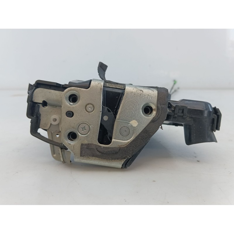 Recambio de cerradura puerta delantera derecha para toyota auris active referencia OEM IAM A046693  