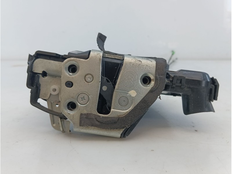 Recambio de cerradura puerta delantera derecha para toyota auris active referencia OEM IAM A046693  