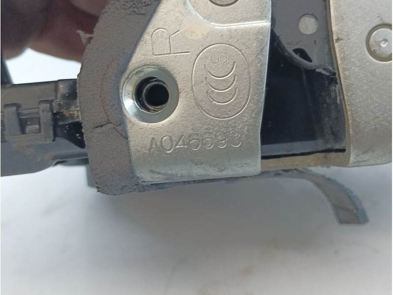 Recambio de cerradura puerta delantera derecha para toyota auris active referencia OEM IAM A046693  