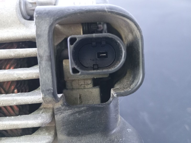 Recambio de alternador para kia carens iv 1.7 crdi referencia OEM IAM 373002A900 8400425 