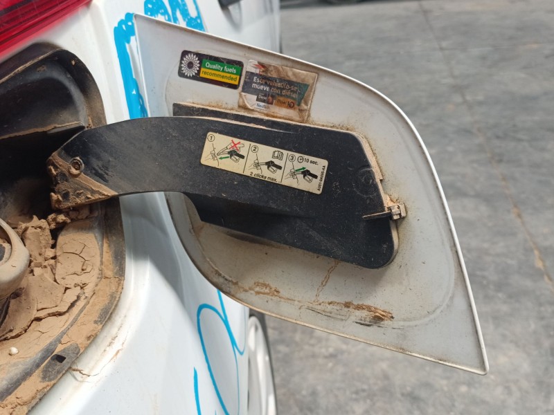 Recambio de tapa exterior combustible para ford focus iii sedán 1.6 tdci referencia OEM IAM   