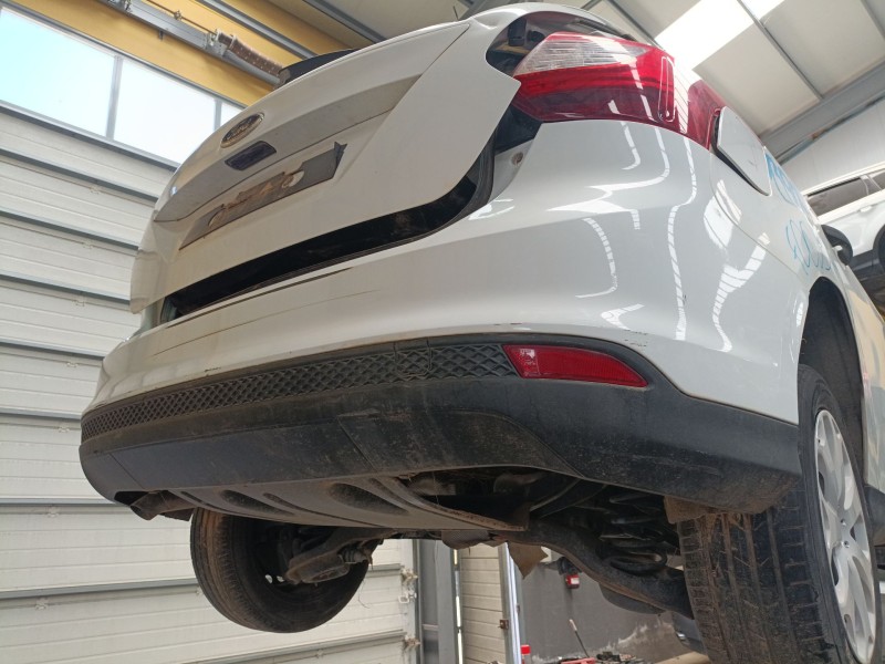 Recambio de paragolpes trasero para ford focus iii sedán 1.6 tdci referencia OEM IAM   