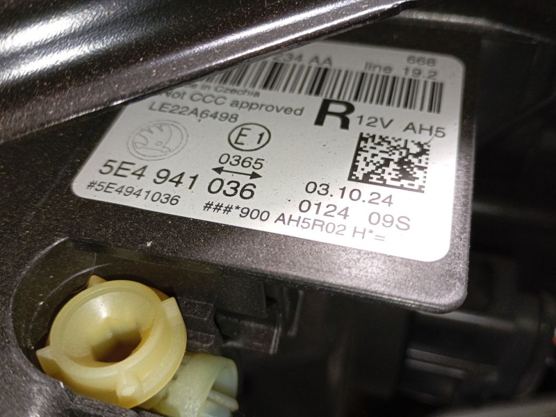 Recambio de faro derecho xenon para skoda octavia vrs 2.0 tsi referencia OEM IAM   