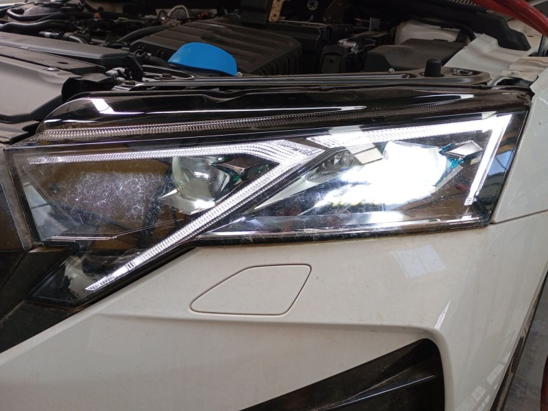 Recambio de faro izquierdo xenon para skoda octavia vrs 2.0 tsi referencia OEM IAM   