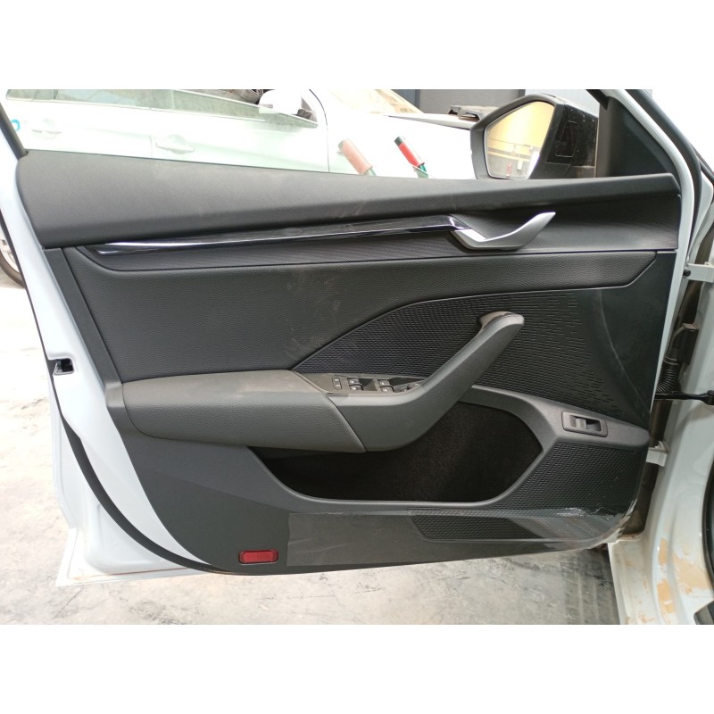 Recambio de guarnecido puerta delantera izquierda para skoda octavia vrs 2.0 tsi referencia OEM IAM   