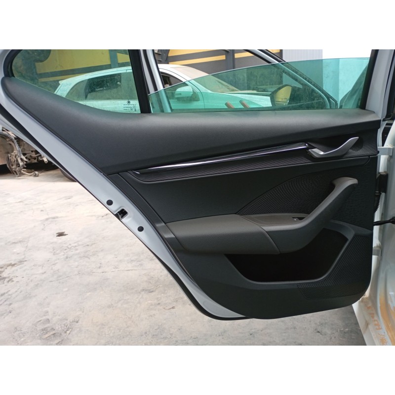 Recambio de guarnecido puerta trasera izquierda para skoda octavia vrs 2.0 tsi referencia OEM IAM   