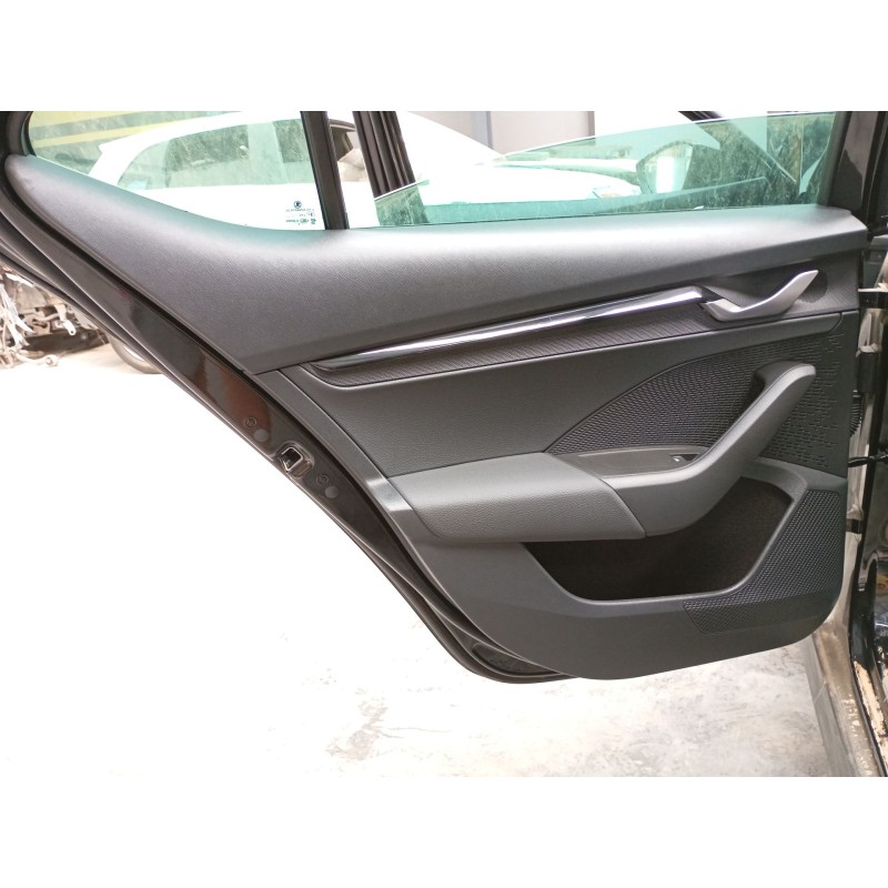 Recambio de guarnecido puerta trasera izquierda para skoda octavia iv nx3 vrs 2.0 tsi referencia OEM IAM   