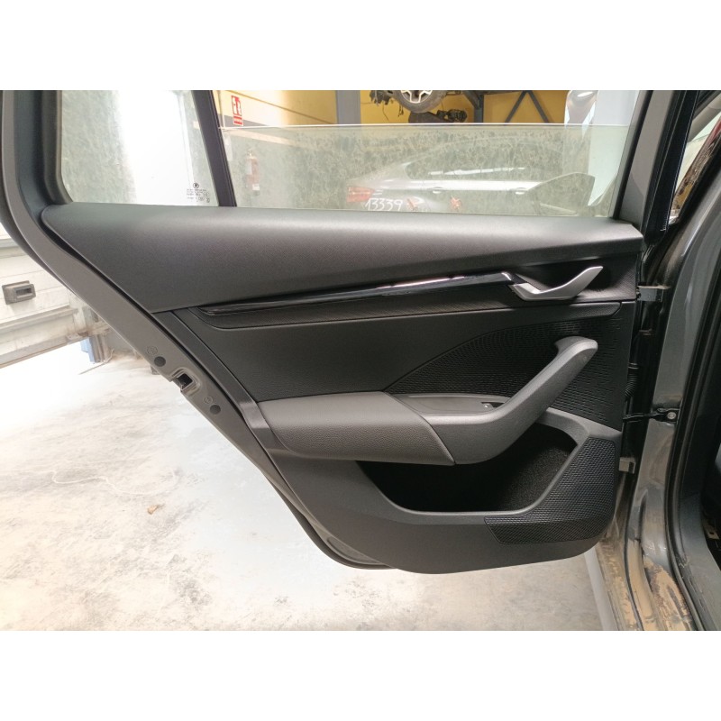 Recambio de guarnecido puerta trasera izquierda para skoda octavia iv combi nx5 1.5 tsi referencia OEM IAM   