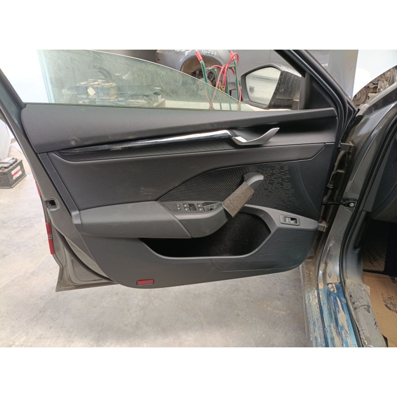 Recambio de guarnecido puerta delantera izquierda para skoda octavia iv combi nx5 1.5 tsi referencia OEM IAM   