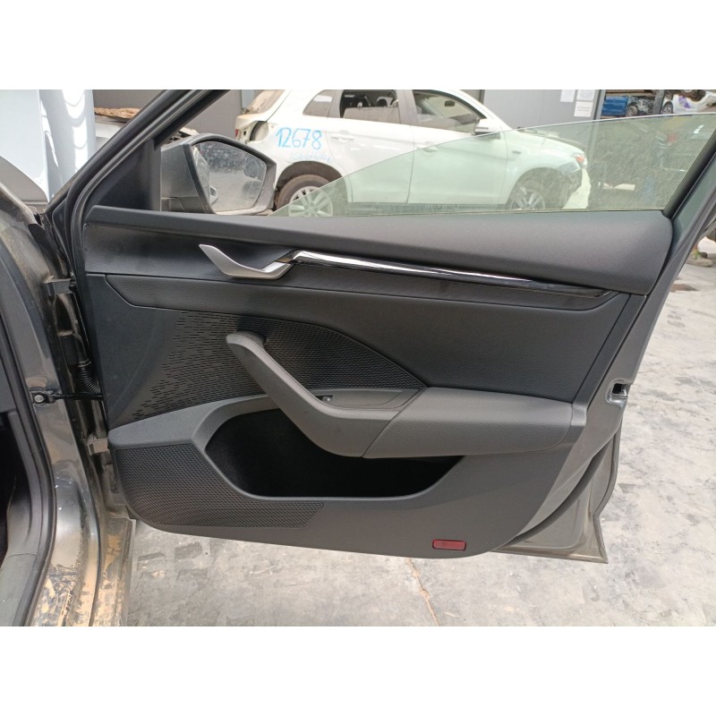 Recambio de guarnecido puerta delantera derecha para skoda octavia iv combi nx5 1.5 tsi referencia OEM IAM   