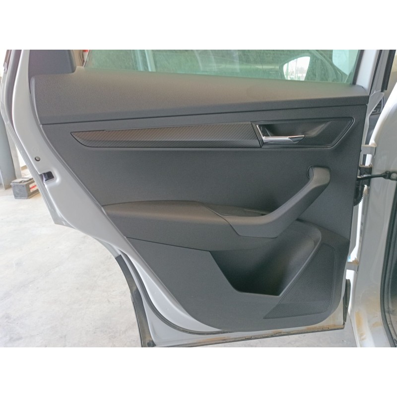 Recambio de guarnecido puerta trasera izquierda para skoda karoq 2.0 tdi nu7 referencia OEM IAM   
