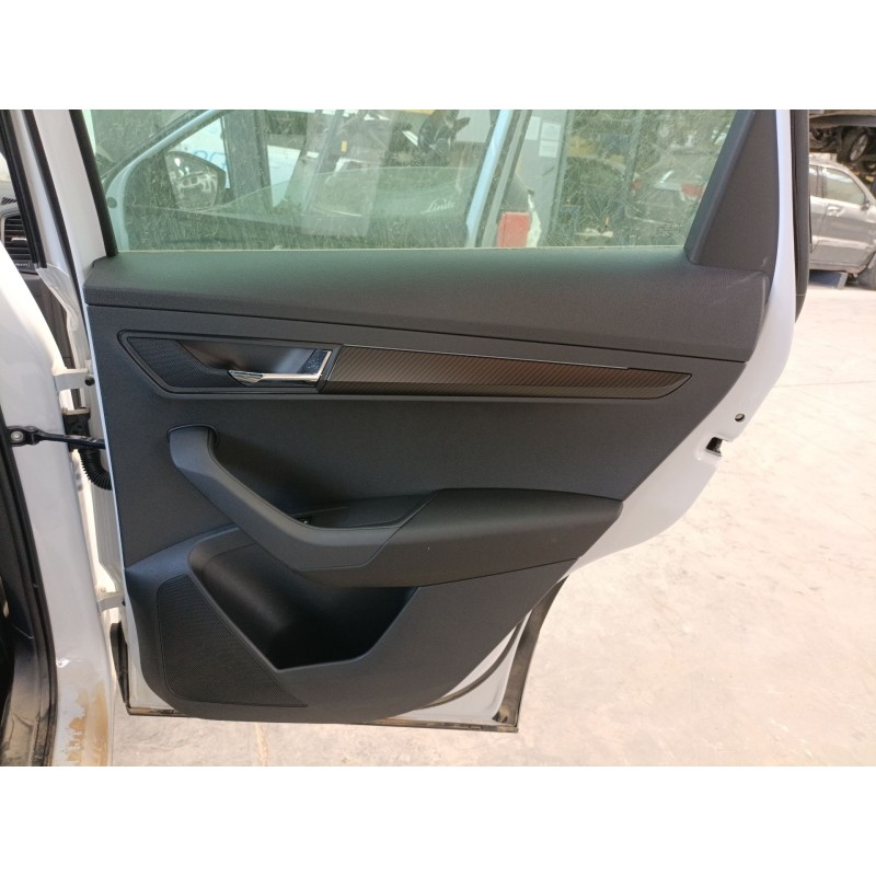 Recambio de guarnecido puerta trasera derecha para skoda karoq 2.0 tdi nu7 referencia OEM IAM   