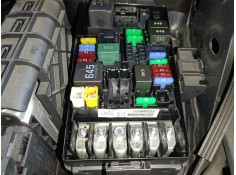 CAJA RELES / FUSIBLES 