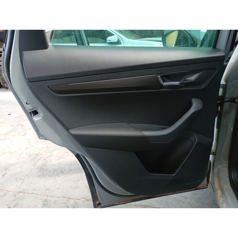 Recambio de guarnecido puerta trasera izquierda para skoda karoq 2.0 tdi nu7 referencia OEM IAM   
