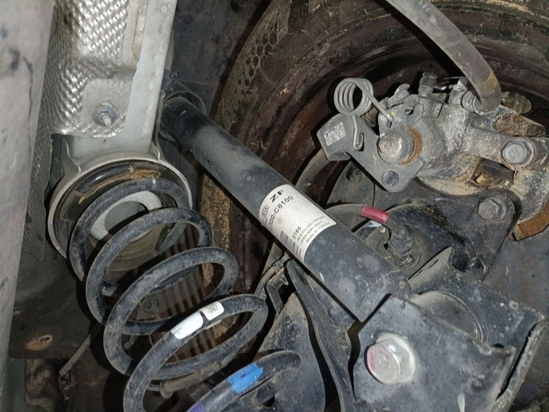 Recambio de amortiguador trasero derecho para hyundai i20 ii (gb, ib) 1.4 crdi referencia OEM IAM 55300C8100  