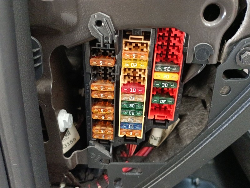 Recambio de caja reles / fusibles para audi a4 b7 (8ec) 2.0 tdi referencia OEM IAM   