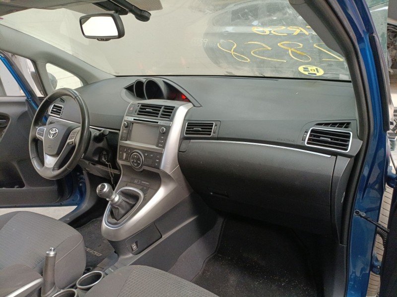 toyota verso (_r2_) del año 2014