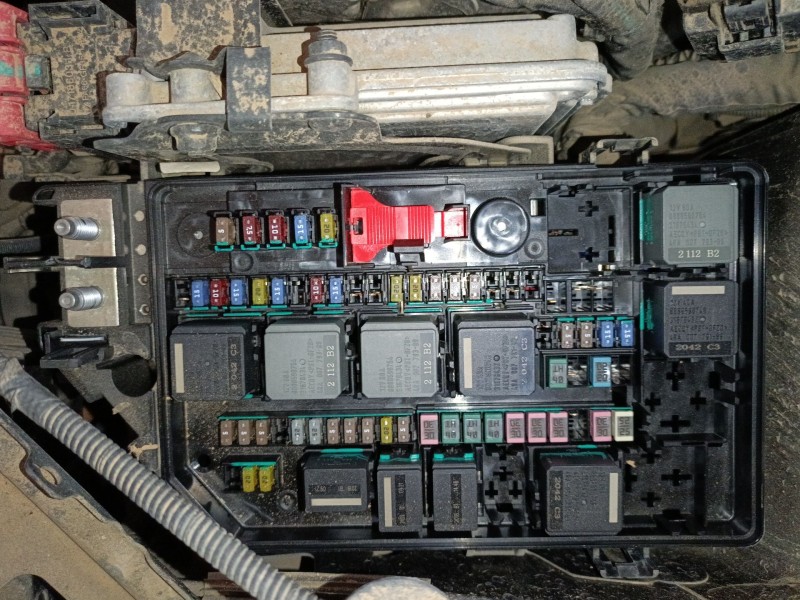 Recambio de caja reles / fusibles para lynk & co 01 phev referencia OEM IAM   