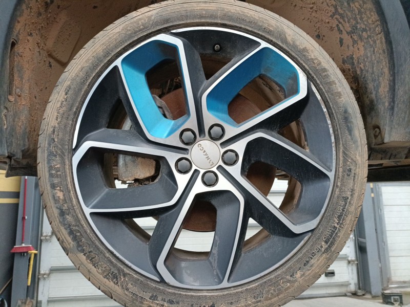 Recambio de llanta para lynk & co 01 phev referencia OEM IAM 235/45/20  