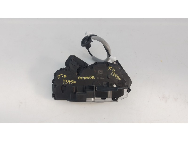 Recambio de cerradura puerta trasera derecha para skoda octavia nx3 referencia OEM IAM   