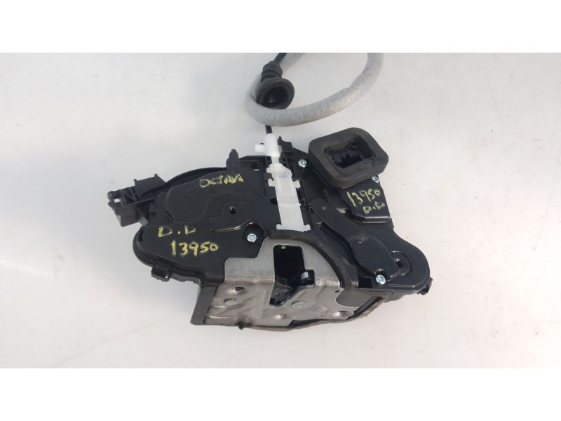 Recambio de cerradura puerta delantera derecha para skoda octavia nx3 referencia OEM IAM   