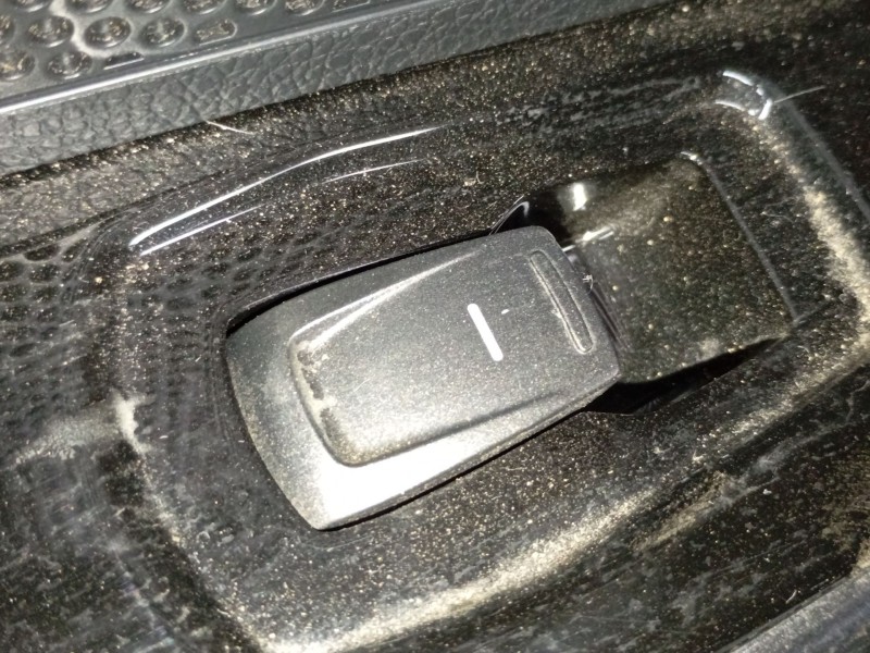 Recambio de mando elevalunas trasero izquierdo para ssangyong tivoli 1.2 referencia OEM IAM   