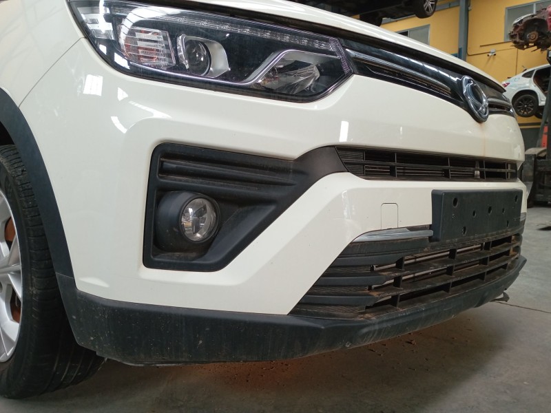 Recambio de paragolpes delantero para ssangyong tivoli 1.2 referencia OEM IAM   
