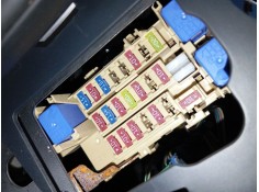 CAJA RELES / FUSIBLES 