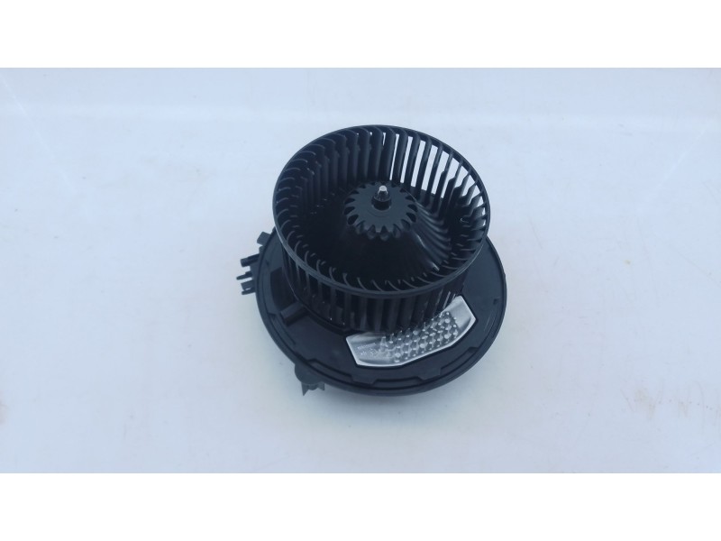 Recambio de ventilador calefaccion para skoda octavia iv nx3 vrs 2.0 tsi referencia OEM IAM 5WB819015  
