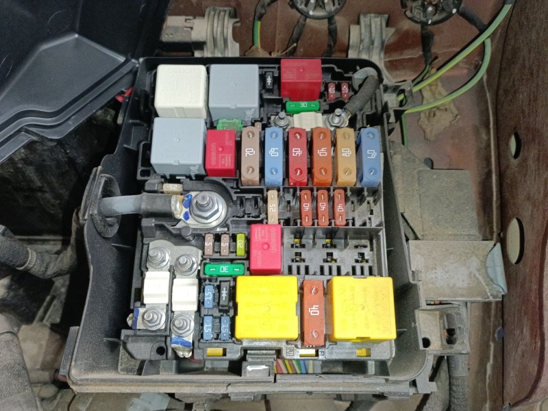 Recambio de caja reles / fusibles para peugeot 3008 ii suv (mc_, mr_, mj_, m4_) 1.6 bluehdi 120 referencia OEM IAM   