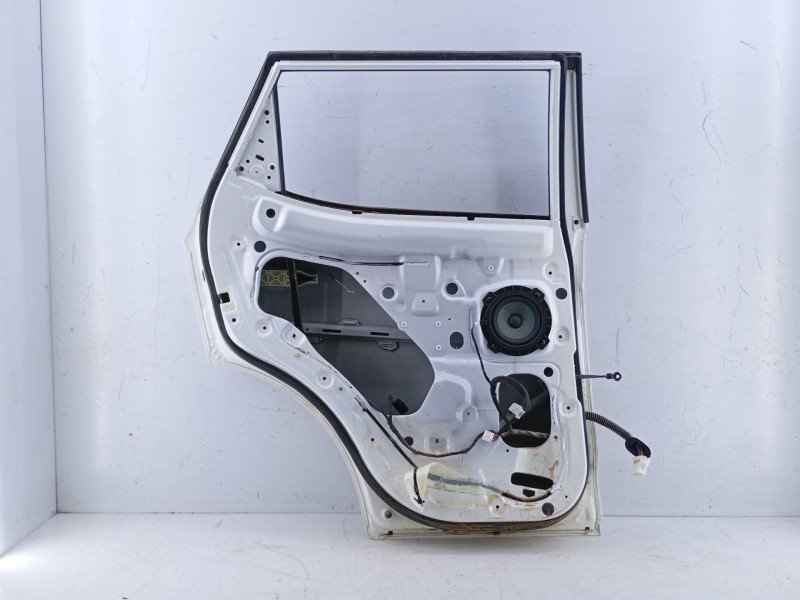 Recambio de puerta trasera izquierda para ssangyong tivoli 1.2 referencia OEM IAM   E4-A1-10