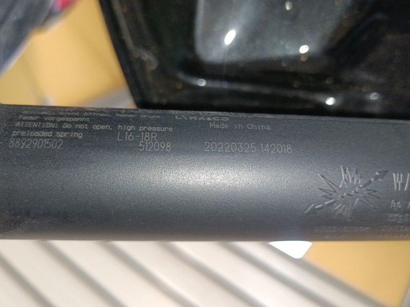 Recambio de amortiguador porton trasero derecho para lynk & co 01 phev referencia OEM IAM 20220325  