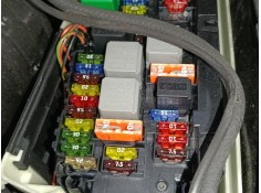 CAJA RELES / FUSIBLES 