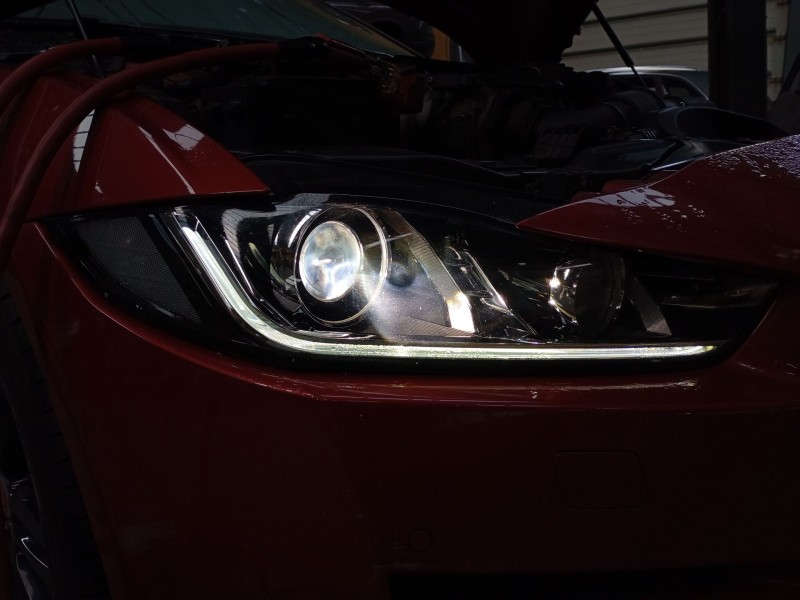 Recambio de faro derecho xenon para jaguar xe (x760) 2.0 d referencia OEM IAM   