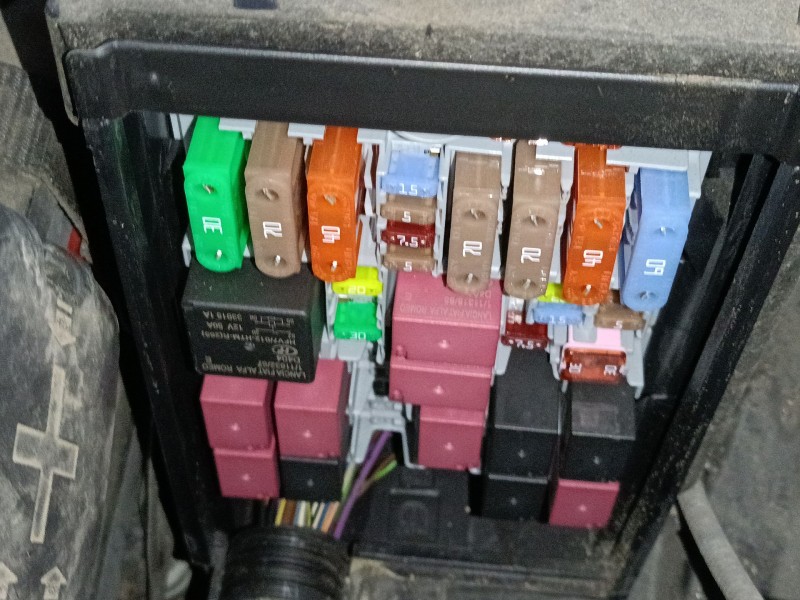 Recambio de caja reles / fusibles para jeep renegade suv (bu, b1, bv) 2.0 crd 4x4 referencia OEM IAM   