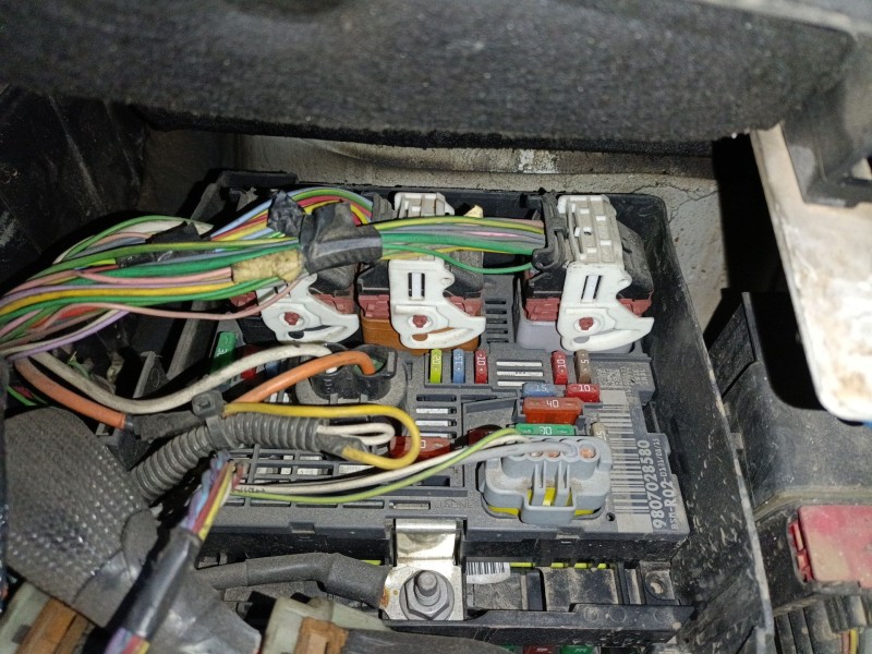 Recambio de caja reles / fusibles para peugeot 5008 (0u_, 0e_) 2.0 hdi 150 / bluehdi 150 referencia OEM IAM 9807028580  