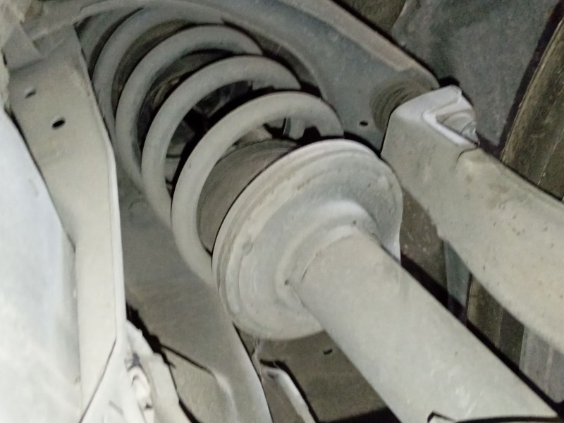 Recambio de amortiguador delantero izquierdo para lexus is ii (_e2_) 220d (ale20) referencia OEM IAM   