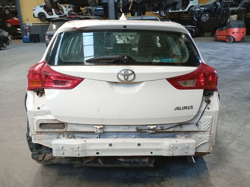 toyota auris (_e18_) del año 2012