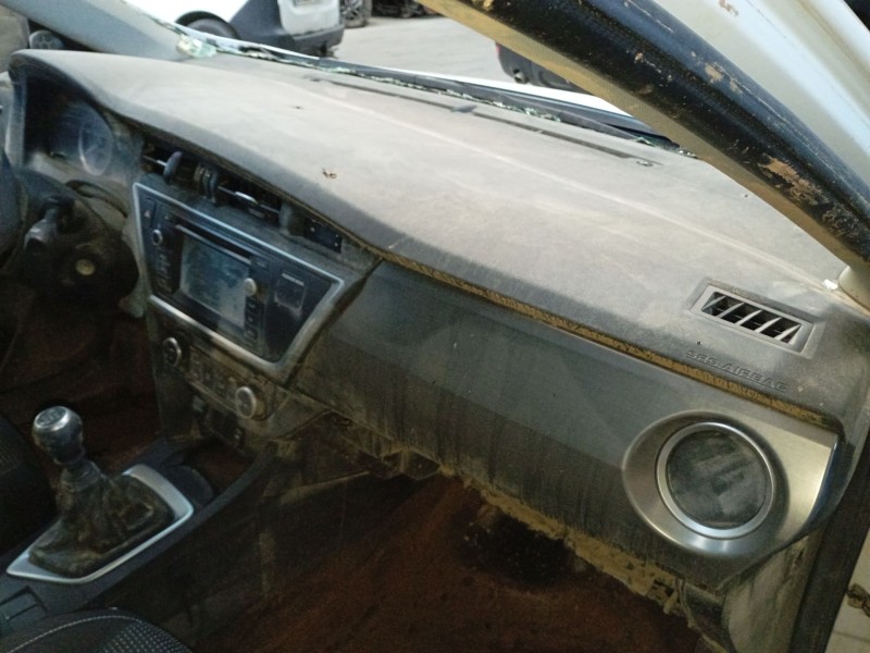 toyota auris (_e18_) del año 2012