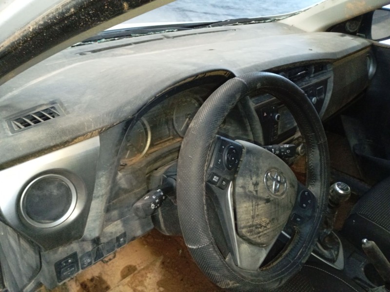 toyota auris (_e18_) del año 2012