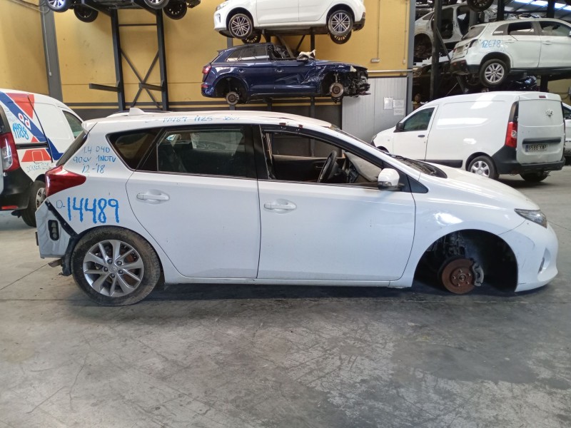 toyota auris (_e18_) del año 2012