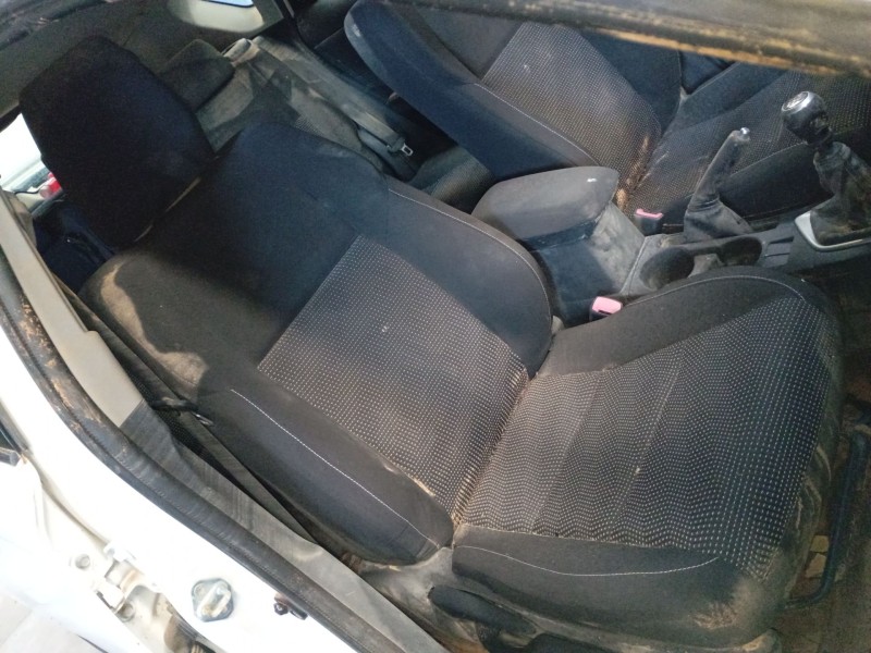 toyota auris (_e18_) del año 2012