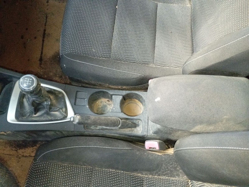 Recambio de consola central para toyota auris (_e18_) 1.4 d-4d (nde180_) referencia OEM IAM   
