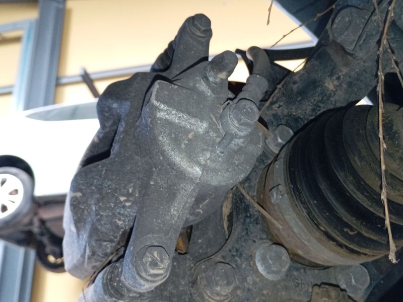 Recambio de pinza freno delantera derecha para toyota auris (_e18_) 1.4 d-4d (nde180_) referencia OEM IAM   