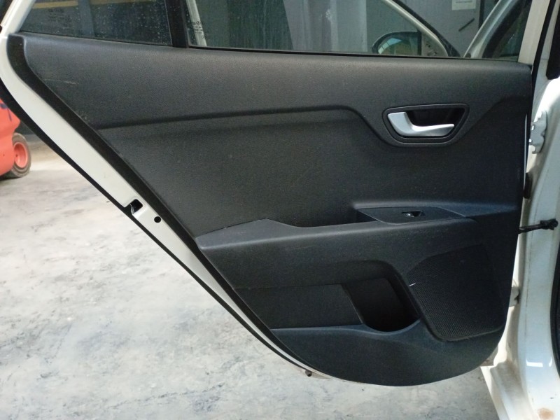 Recambio de guarnecido puerta trasera izquierda para kia rio iv (yb, sc, fb) 1.25 referencia OEM IAM   
