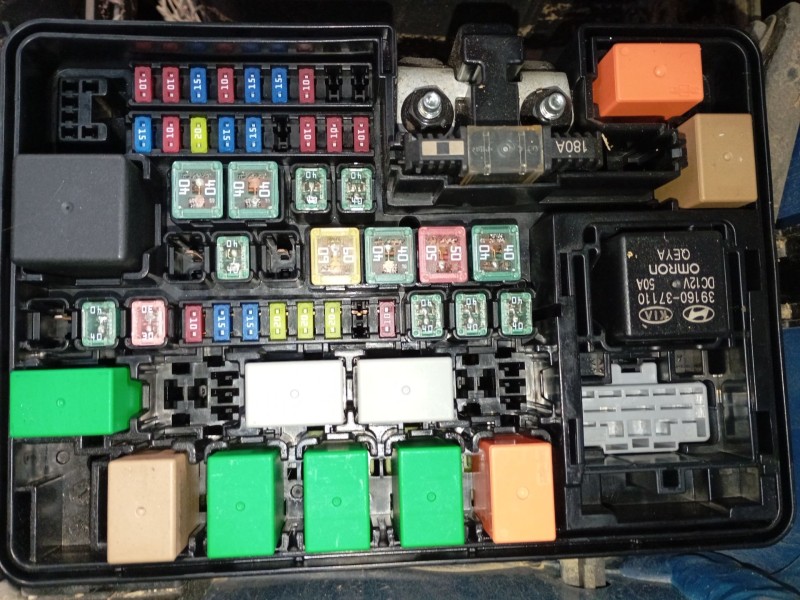 Recambio de caja reles / fusibles para kia stonic (yb) 1.0 t-gdi referencia OEM IAM   